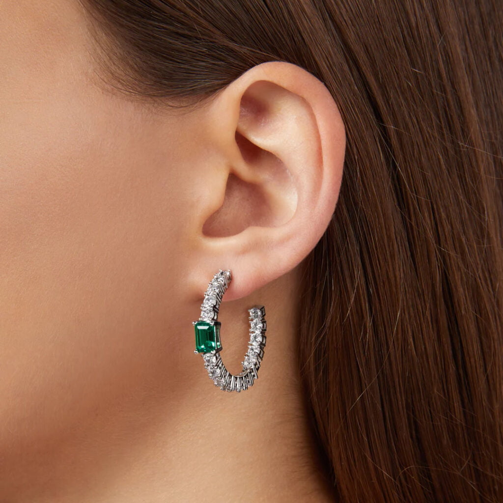 Orecchini a cerchio May Birthstone creati con cristalli Emerald Zircondia