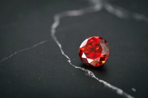 Anello con rubino Gioielleria Santarelli