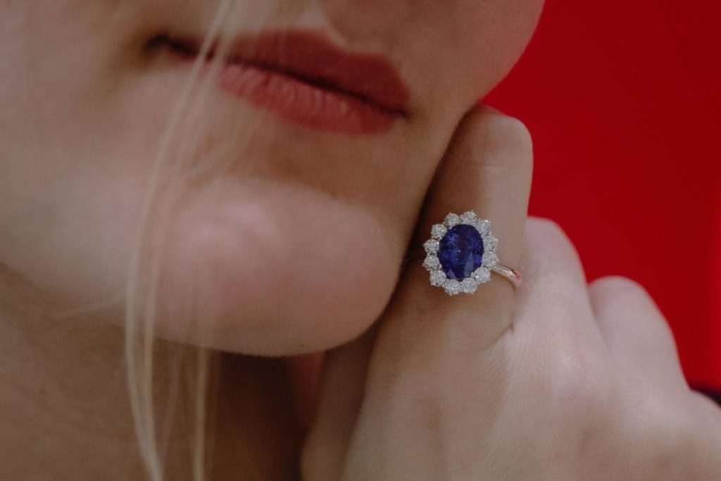 anello con zaffiro