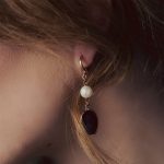 Unoaerre - Orecchini lunghi con pietra nera e perle Jaipur - immagine 2